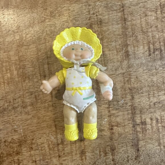 Vintage 1984 CPK CABBAGE PATCH KIDS mini PVC figure baby bonnet bottle poseable - Picture 2 of 7